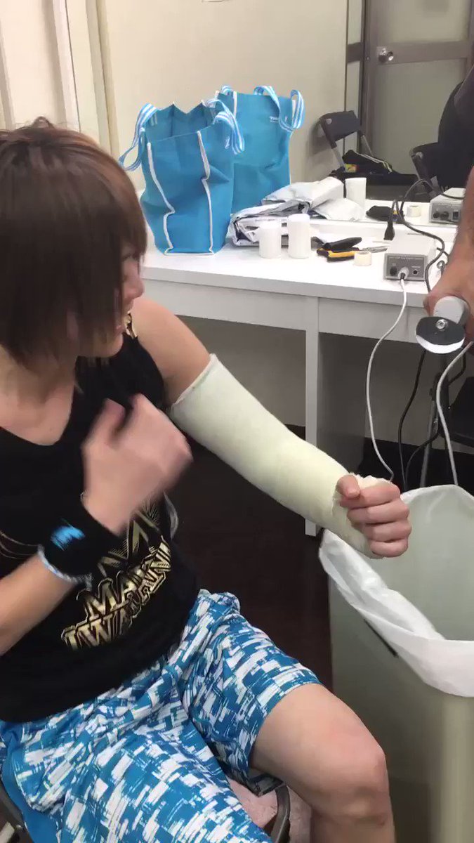 岩谷麻優 Mayuiwatani 肘脱臼 してから ずっと試合の時はテーピングしとったけど 膝の怪我で膝もテーピングして バタバタで 復帰戦 今日と肘 のテーピングをする時間無かって出来んくて でも何も違和感なかったので 肘のテーピングから卒業する事に 岩谷麻優 Mayuiwatani 肘脱臼 してから ずっと試合の時はテーピングしとったけど 膝の怪我で膝もテーピングして バタバタで 復帰戦 今日と肘 のテーピングをする時間無かって出来んくて でも何も違和感なかったので 肘のテーピングから卒業する事に