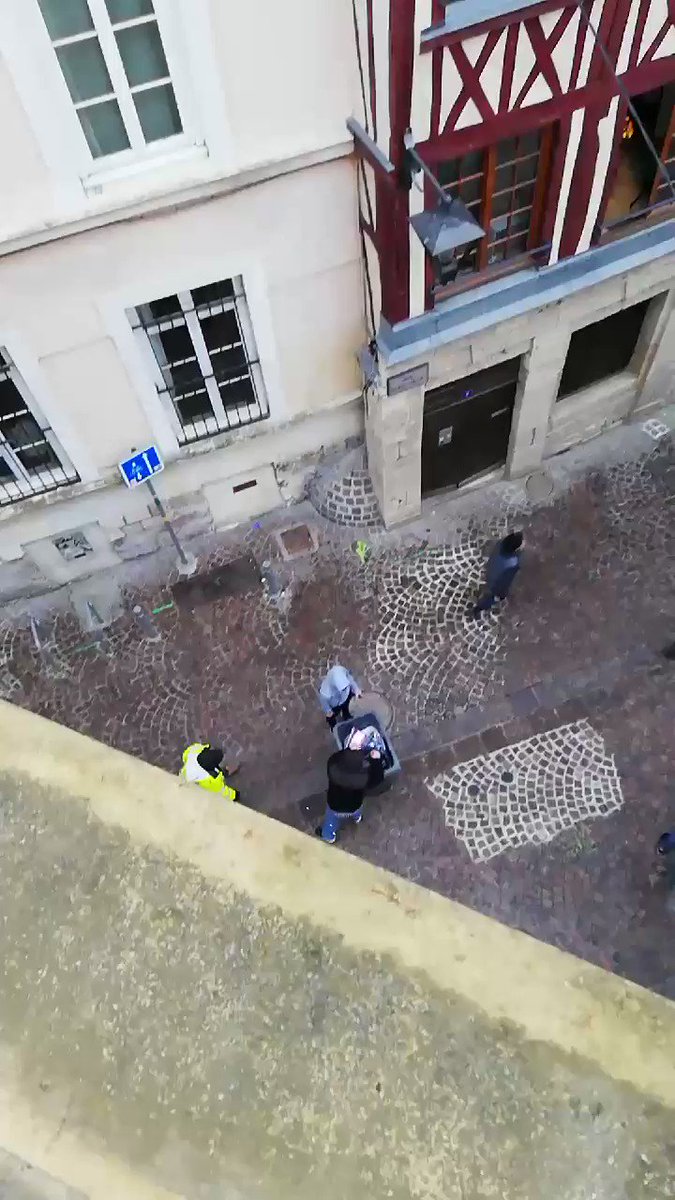 Ma voisine plus forte que les CRS pour éloigner les casseurs à #Rouen #Acte10 #ActeX #GiletsJaunes