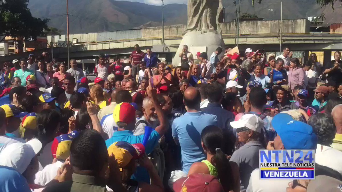 #ATENCION 3:05 PM- “Maduro si se va”, gritan ciudadanos de Petare en Cabildo, mientras grupo oficialista llega a sabotear la actividad convocada por la oposición #19Ene
