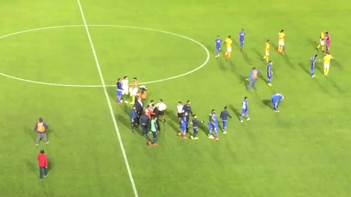 Al finalizar el juego entre @TigresOficial y Cruz Azul, Pedro Caixinha , DT de La Máquina, se le acercó a @PatonGuzman y esta fue la reacción del arquero.