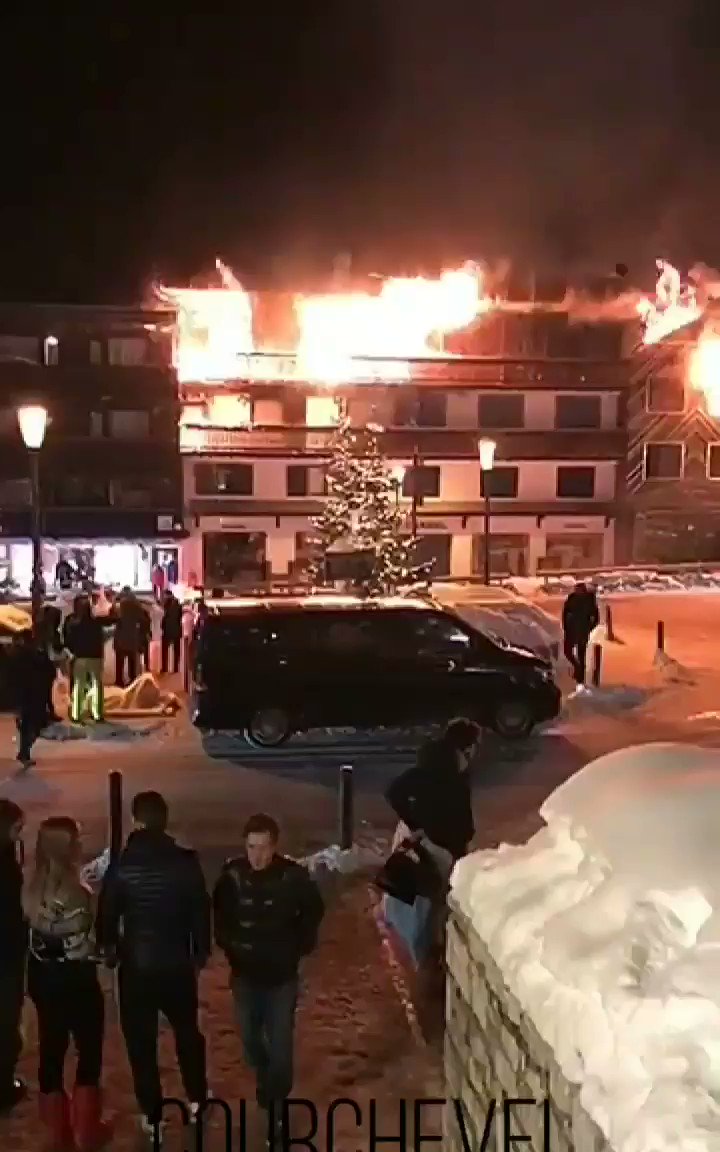 🇫🇷 Courchevel : L'incendie du bâtiment a été violent comme le montrent ces images. 2 morts et 4 blessés graves ainsi que 18 blessés légers selon le dernier bilan de la préfecture. https://wp.me/p7GDoh-eEN