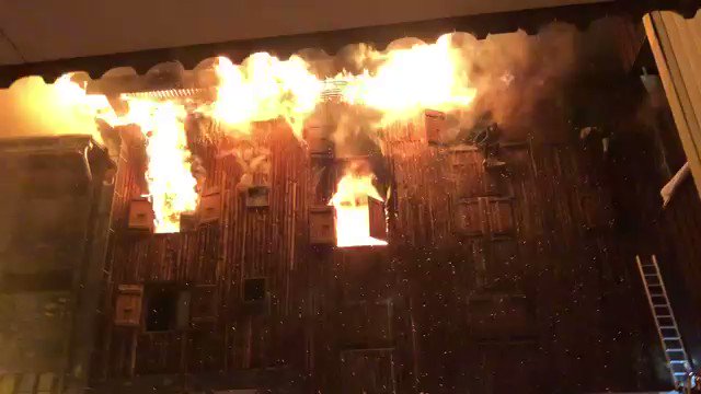 SAVOIE : Violent incendie ce matin dans la station de ski de #Courchevel. Au moins 2 morts et 22 blessés dont 4 graves (Le Dauphiné).