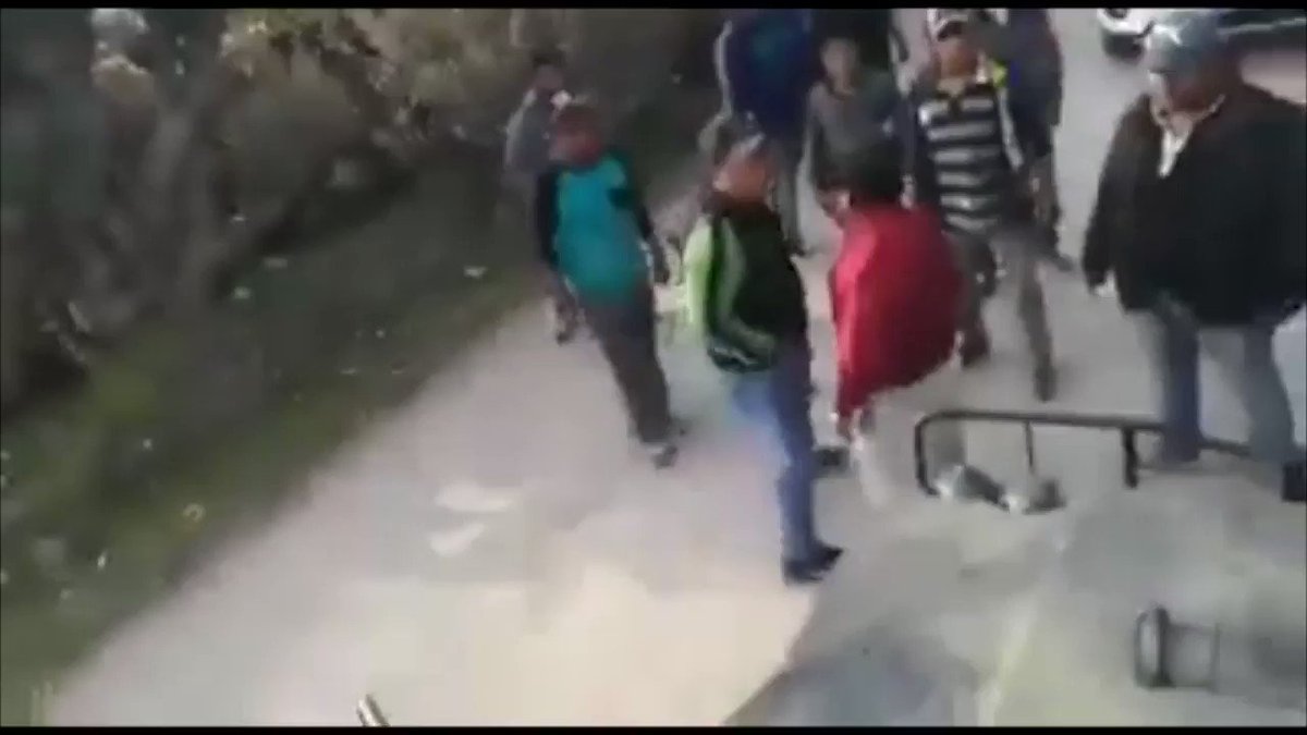 Este video confirma que los militares y policías federales sí trataron de frenar a los pobladores que iban por combustible a #Tlahuelilpan y advirtieron a quienes estaban saqueando que era muy peligroso, todo esfuerzo fue en vano. (COMPARTE)