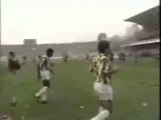 Röportaj yapabilmek için sahaya dalan muhabirin sakat futbolcu, hakem ayırt etmeden önüne gelene mikrofon uzattığı o anlar