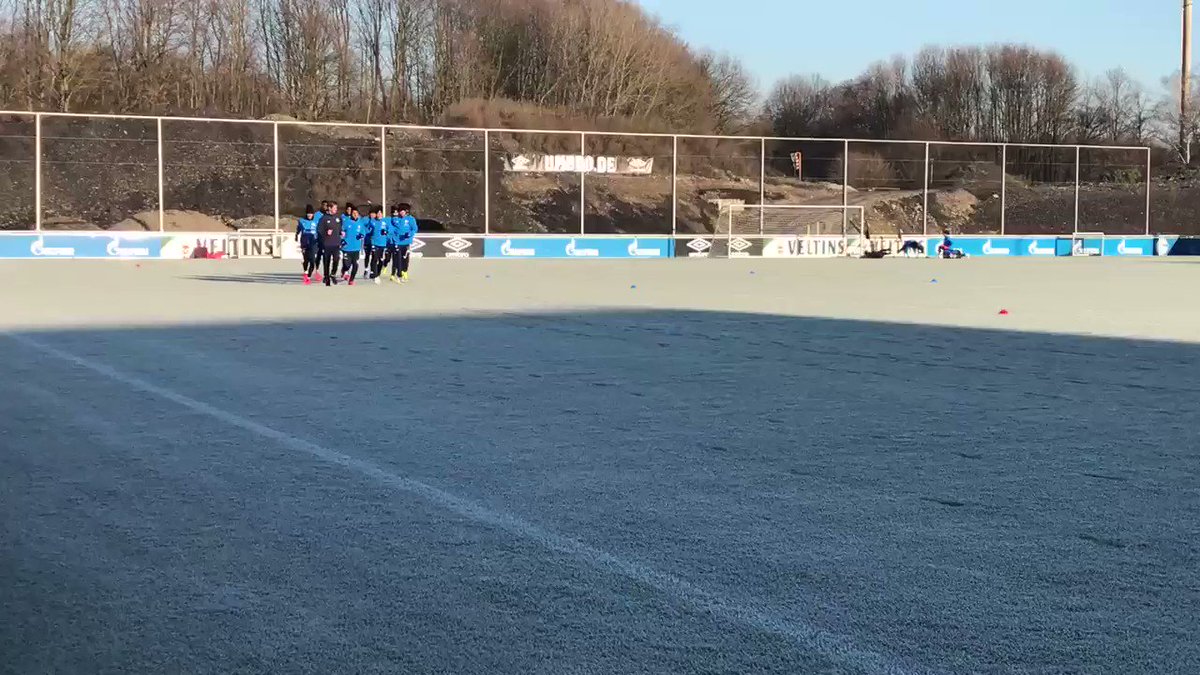 Leichtes Auslaufen steht für die Männer auf dem Programm. Kalt isset, sehr kalt! 🤧❄️❄️❄️ #S04
