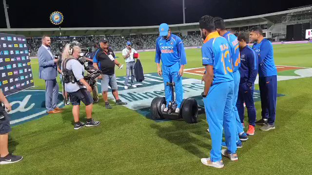 Post-game shenanigans courtesy @msdhoni & @imVkohli
This looks fun 😁😁😁
#TeamIndia #NZvIND