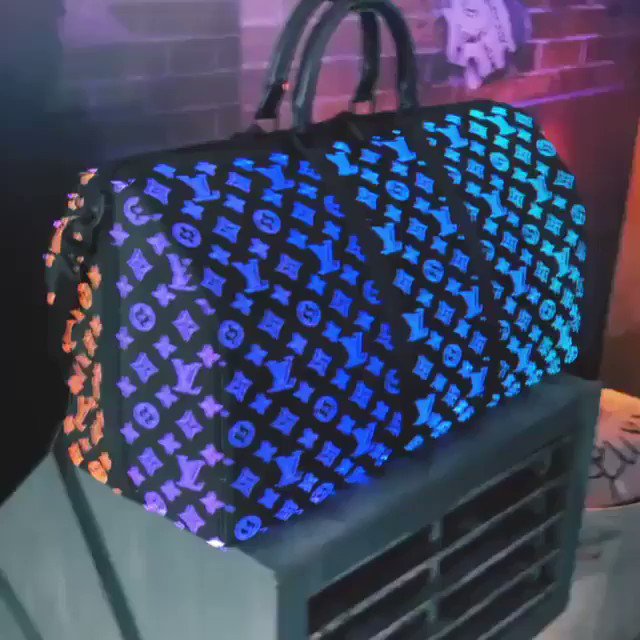 The Sole Supplier on X: Virgil Abloh's light-up @LouisVuitton keepall bag  is INSANE 😱 🎥 by IG riesonzhu  / X