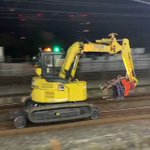 終電が終わった後の線路に現れたのは!なんとショベルカー!