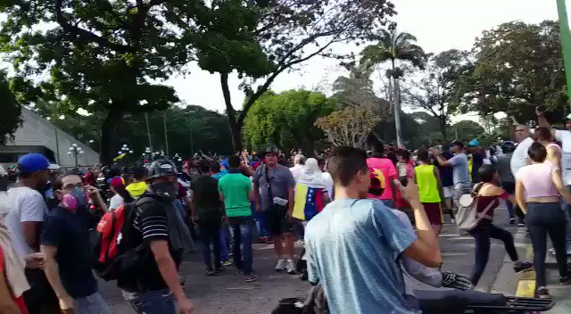 Reports from Valencia, Venezuela say that Carabobo Police forces joined protesters in the Bolivar Avenue.
#23ene #venezuela #GritemosConBrio