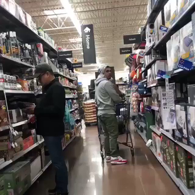 This nigga started throwing rice at everybody and played it so smooth 😂😂😂😂