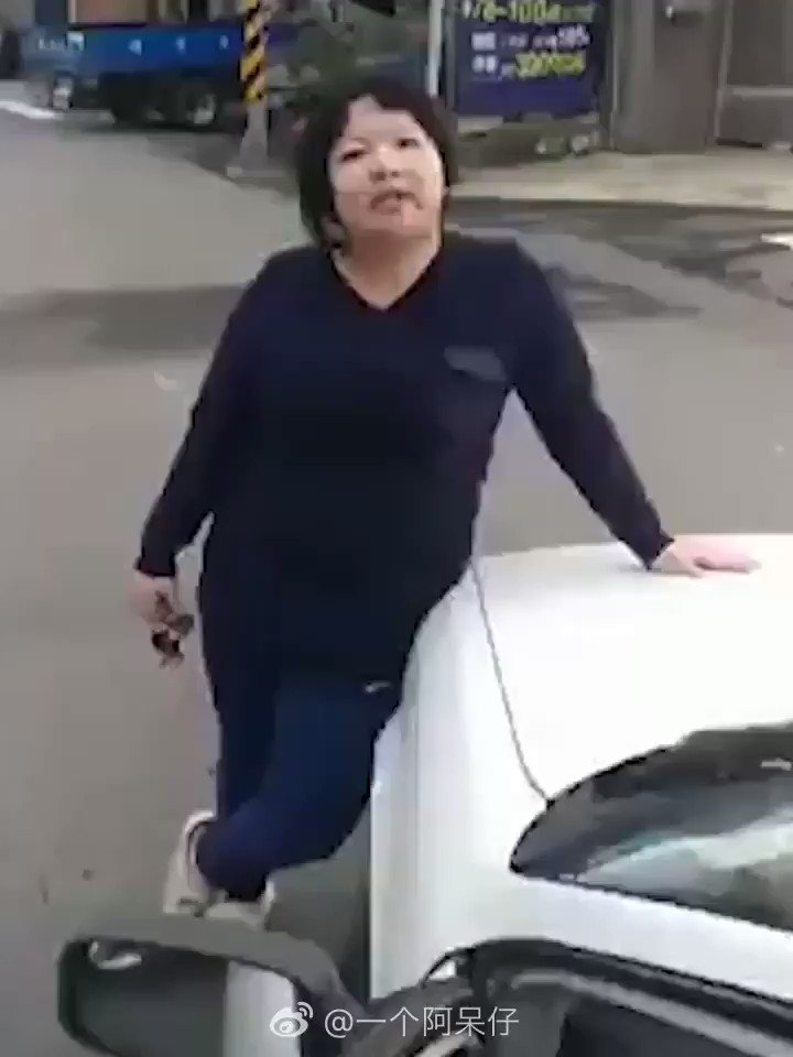 ドアミラーを一刀両断した、おばさんがいた！すごすぎるwww