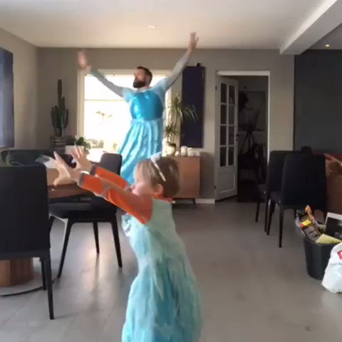 Se rieron de él porque dijo en el cole que quería disfrazarse de Elsa.
Se lo dijo a su padre y :