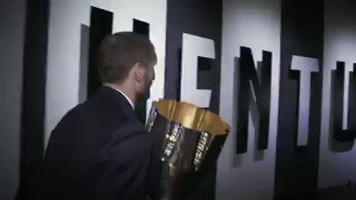 🏆SÚPER COPPA EN CASA#️⃣8️⃣
Antes del #JuveChievo el equipo presentó la Supercoppa obtenida ante el Milan.
Chiellini se encargó luego de dejarla en el J Museum; su primer título como primer Capitán.©️
*Video propiedad de la Juve.
#JOFC #ColombiaBianconera #ForzaJuve #SuperJuve
