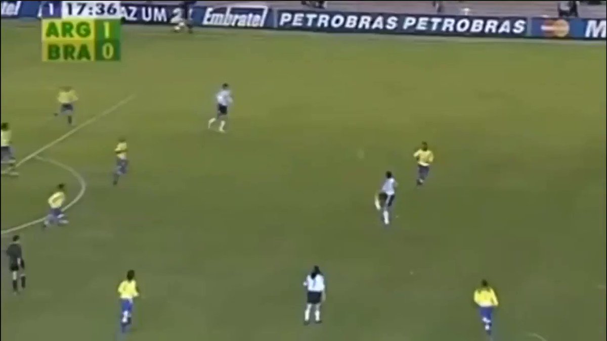 «Los hombres veloces no hacen el fútbol rápido. Éste surge de las mentes veloces, que frecuentemente se dan en futbolistas lentos para correr carreras»
Jugó tan bien a la pelota que hizo del fútbol, una belleza. Y como nos enamoró, hace cuatro años nos hizo llorar. Eterno, Román