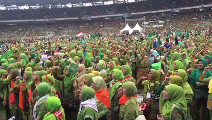 Mars Syubbanul Wathon menggema di stadion utama GBK. Cinta tanah air adalah sebagain dari iman. Mari mencintai negeri setulus hati.
@PPMuslimatNU
#Harlah73MuslimatNU
#MuslimatandiGBK