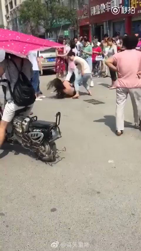 もし 中国人女性に旦那は愛人がいることがバレたら その愛人こうなる 街中に引っ張り出されて 連続ピンタ 連続キック 話題の画像がわかるサイト もし 中国人女性に旦那は愛人がいることがバレたら その愛人こうなる 街中に引っ張り出されて 連続ピンタ 連続キック 話題の画像がわかるサイト