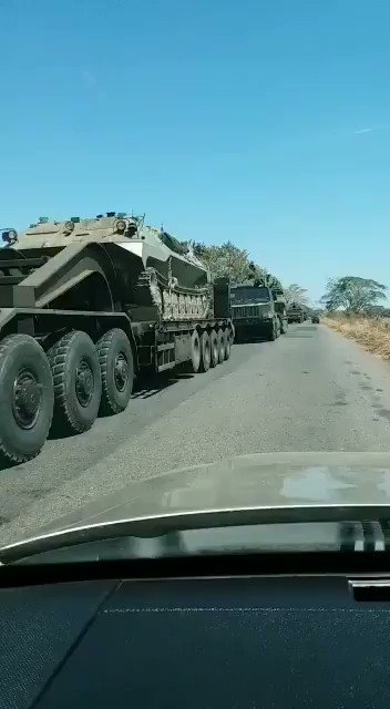 Venezuela forces, including Russian made self-propelled howitzer 2S19 Msta-S, allegedly on the move towards Colombia border