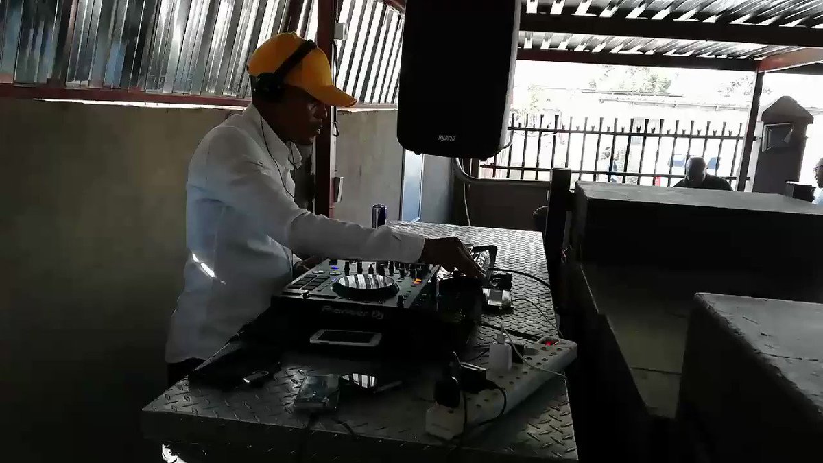 Sundays are best served chilled at Street Corner Braai with Magic Rocks on the 1s and 2s.
#ItsStillSummer
#GoMonateMahn
#StreetCornerBraai
#HomeOfTheMarinade