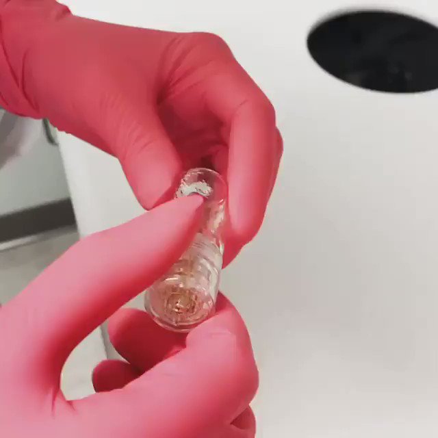 @aquagoldfinetouch makes it a breeze to create & apply your own personalized concoctions. Add in your choice of pharmaceuticals, do a little mixing, & you are all set! ⚗️👩🔬👨⚕️
* Sold only to licensed professionals.
#aquagoldfinetouch #microchanneling #medicaldevice