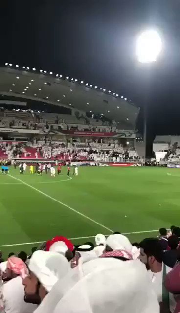 #شاهد| بينما كان رجال العنابي يتلاعبون بمنتخب الإمارات في ملعب "محمد بن زايد" ويسجلون الأهداف تباعاً .. كان الجمهور الإماراتي منشغل في "هوشة" داخلية 😂👇😂