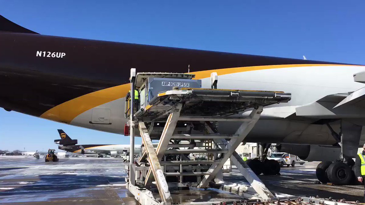 Packages must be delivered! @UPSAirlines crews are braving the freezing temperatures to unload planes! @WLKY