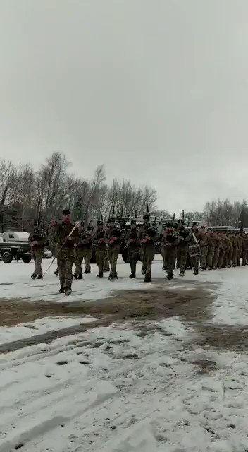 Jocks preparing to receive their operational medals for OP SHADER, with a little help from the Yorkshire weather.
@CatterickGarris @TheIronFist @BritishArmy @The_SCOTS