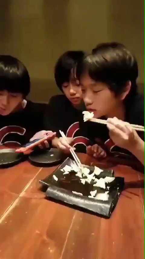 平和☺️ 平和ポイント2つ🕊🕊🕊
1. 飛羽くんの弟らしき声。
2. 凌嘉くんが立ち上がったときの袖で、持ち上がる利空くんの髪の毛。
(この動画の癒しポイントは皆さん知ってると思うので、平和ポイントです✌️)
#リクトワリョーカ
#荒木飛羽 #大西利空 #南出凌嘉