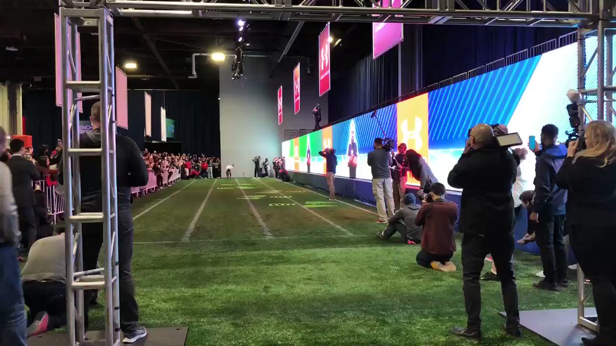 Usain Bolt casually running a 4.2 40. No big deal.