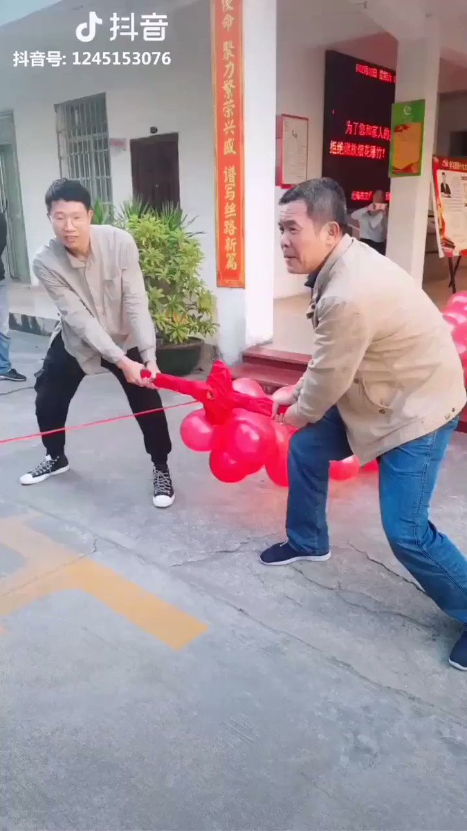 中国の春節の名物とも言える爆竹が禁止されアレに代わっているww