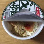 カップ麵のフタを留める裏ワザ!なるほど...今度やってみよう!