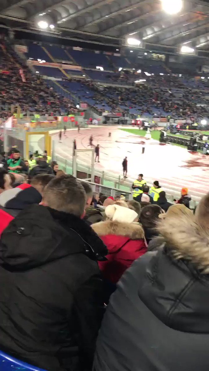 Roma fans letting the team know what they think of the 7-1 defeat to Fiorentina 😀