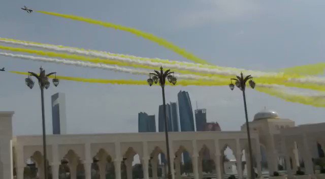Airplanes took to the skies in unison to mark #PopeFrancis' arrival at the Presidential Palace in #AbuDhabi.
#PopeFrancisInUAE | #PopeFrancis | #popefrancisUAE | #UAE | #AbuDhabi
(Video by Allan Jacob/ Khaleej Times)
