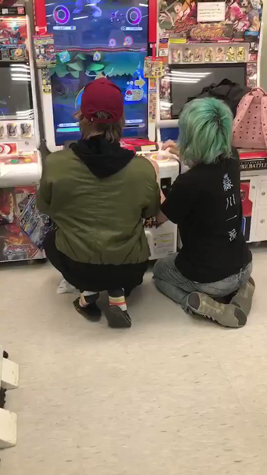 最近ポケモンのゲームに兄弟ではまっている🤭
近くにいたこどもに動画とってもらった😅
伝説のポケモン全然捕まえられないよ〜😢