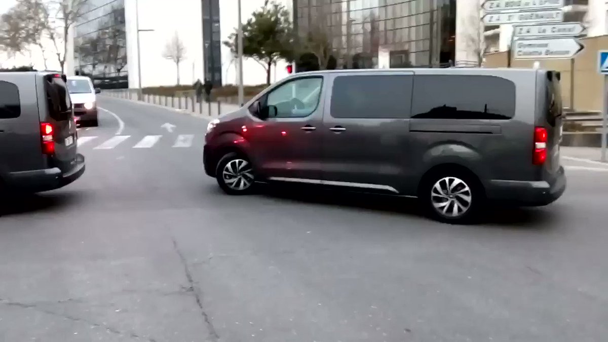 ⚡️ EVRY-COURCOURONNES / Vidéo exclusive ⚠️ de l’arrivée du président #Macron dans le cadre du grand débat national, aujourd’hui, sous les huées des #GiletsJaunes et autres manifestants
@Atrahasis_GJ_91