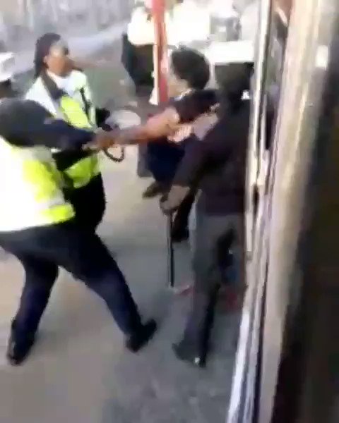 #EndMatatuCorruption Kenya Traffic Police a.k.a The real cartels tumechoka kuona hii tabia ya kushikisha abiria ndiyo mkae na dereva kuitisha pesa! @PoliceKE @Ma3Route @KenyanTraffic