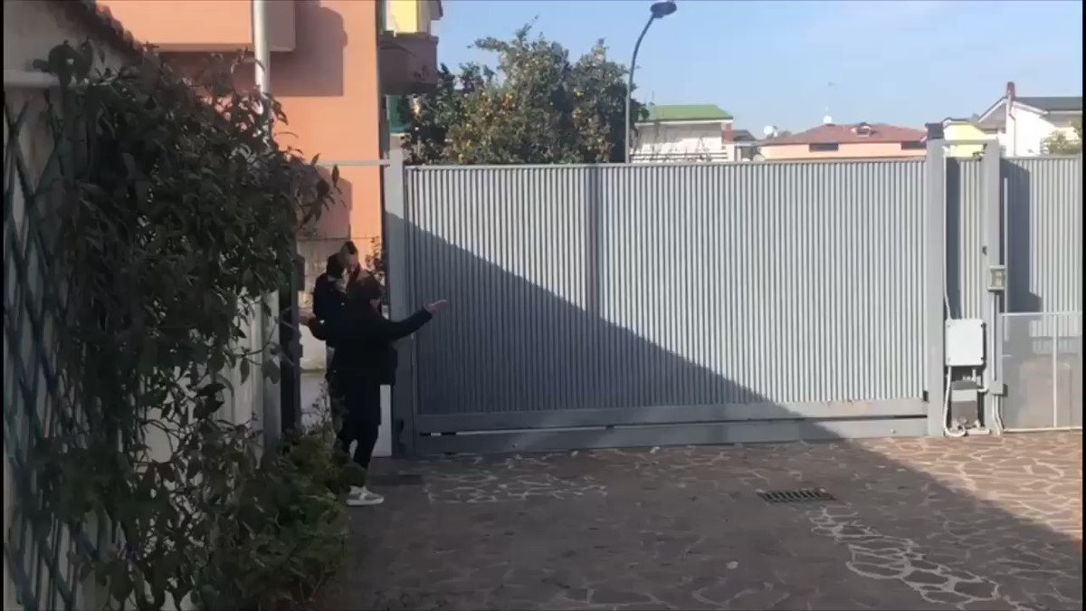 VIDEO - Grande festa per Hamsik alla scuola dei figli, si canta: “Un giorno all’improvviso”