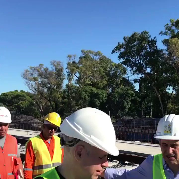 Hace 100 años no se construía un nuevo viaducto en la Ciudad de Buenos Aires. El viaducto Mitre va a elevar las vías del tren a lo largo de casi 4 kilómetros, mejorará la seguridad vial al evitar los cruces a nivel y abrirá nuevas calles para que el tránsito fluya mejor.