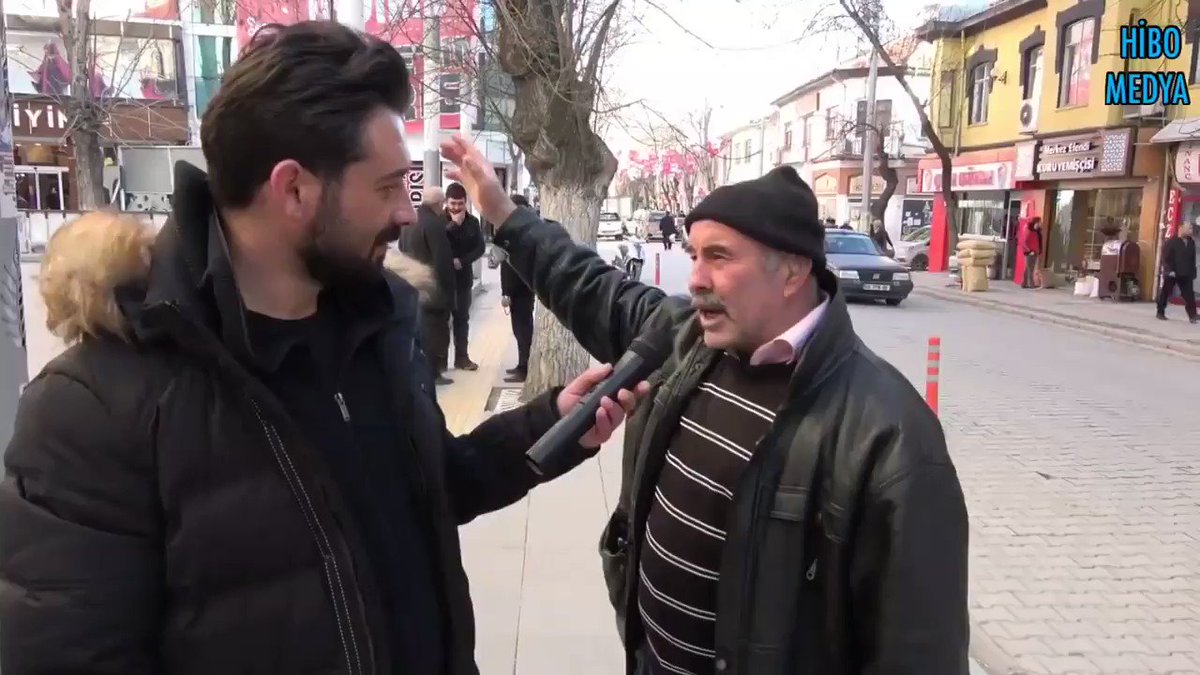 Dayı uyanmış
Sürüden ayrılmış
Çok ama çok fena kızmış
Makarna falan istemiyorum
Bundan sonra
Kimse beni kandıramaz
Yeter artık diyor!
