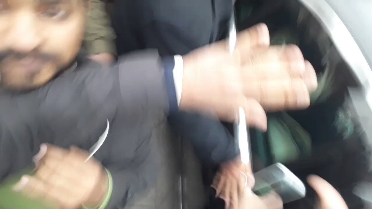 مریم نواز کا واپس جاتے ہوۓ اک بار پھر سوشل میڈیا کے کارکنوں کو ہاتھ ہلا کر شکریہ ادا
جیسے بھی حالات رہیں گے
میاں تیرے ساتھ رہیں گے
میاں صاحب جب ڈٹ جائیں پھر کوئی مائی کا لال ہلا نہیں سکتا
@MaryamNSharif
@AzmaBokhari @betterpakistan