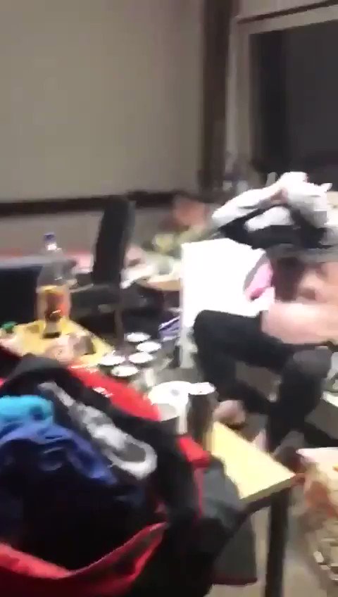 الجماعة طالعين سهره وصار بينهم خلاف
ما علينا منهم ، ركز على اللي يحاول يلبس 😂😂