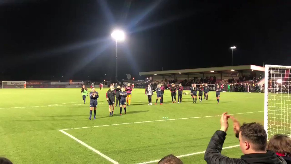 Class from @ManUtdWomen shaking hands with @ManUtdWomenFC