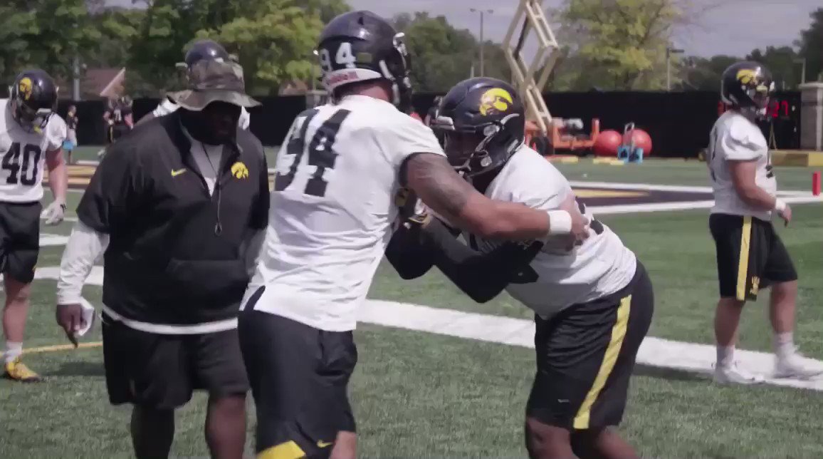D-Line Drill from Iowa
βͺοΈResist
β
βͺοΈReset
β¬οΈ Low Man & π€πΎInside Hands