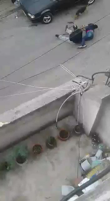 Qué nos pasa!!!!! Otro caso como el de Ibarra!! En Pisulí, norte de Quito, un hombre mata a puñaladas a su ex pareja frente a todo el barrio. @MinInteriorEc
