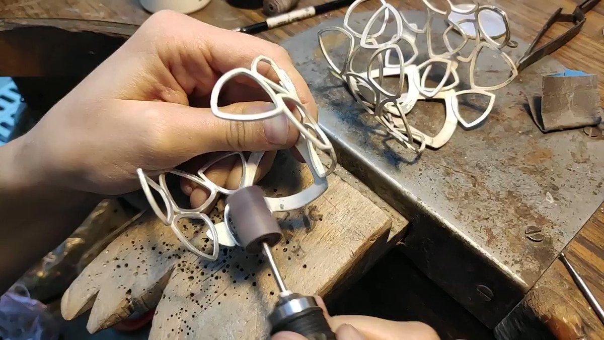 ¡El Showroom no para! Nos encanta abriros las puertas para que veáis el proceso de creación de nuestras joyas.
#artisanjewelry #artisan #artesania #joiaartesana #handmadejewelry #fetama #fetamabarcelona