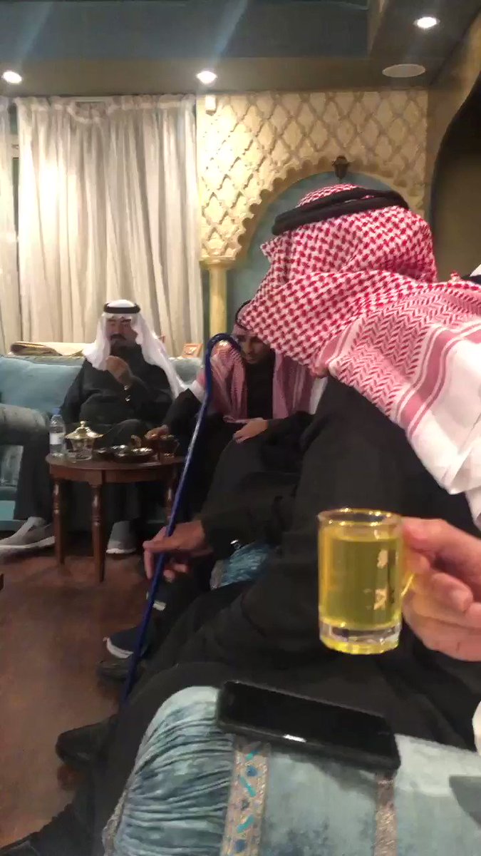 الان ومن قصر سمو الامير نايف بن ثنيان ال سعود مشاركة شاعرنا ملفي المورقي @MelfiAlmourgi
بقصيده نظم في مجلس سموه
.
مسيار يوماً عند قطم التوادي
يسوا شهر في جو لندن وباريس