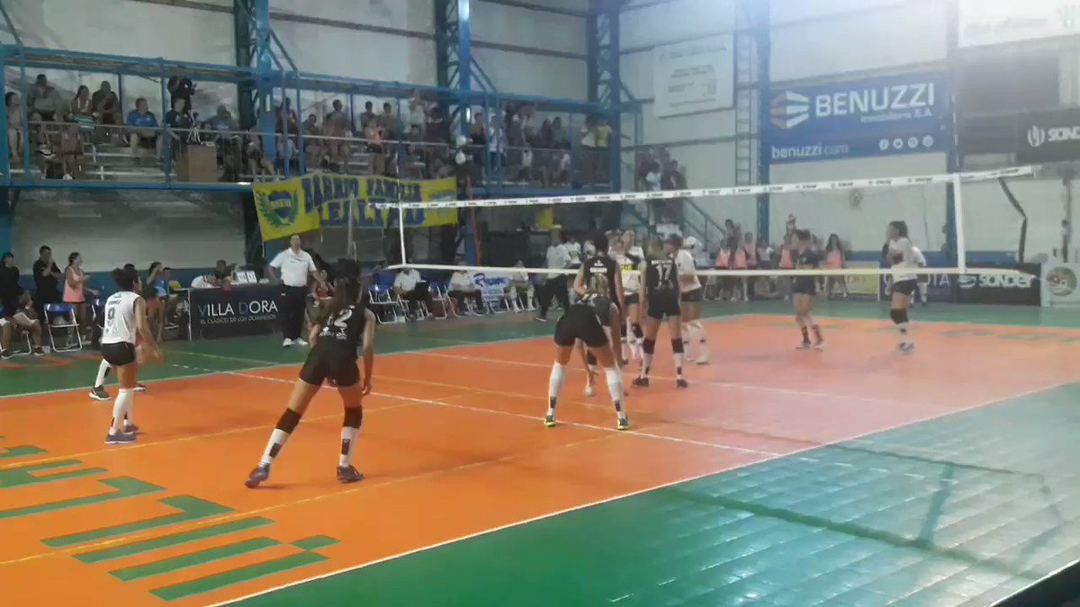 #Voley #LigaA1 #Femenina
#Resultado #QuintoSet
#Villadora (3) 15-12 (2) #BocaJuniors
Ganooooo @CAVillaDora 👏🏻🏐💙