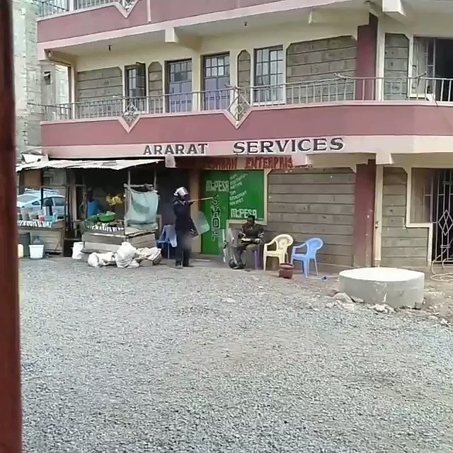#StopKillingJKUATStudents they were walking innocently untill they met this officer taking his lunch there๐ข #stoppolicebrutality.
via @jack_silvesterr
#KenyanTraffic