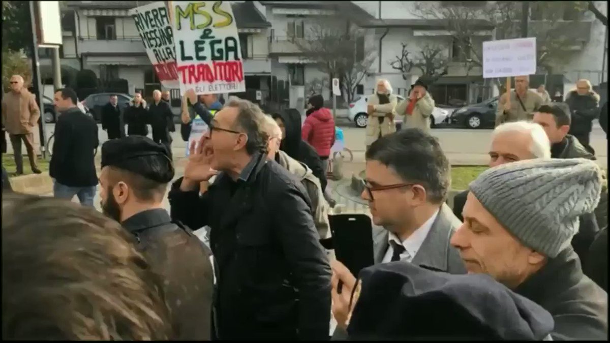 Di Maio a Vicenza è stato accolto dalle contestazioni dei risparmiatori, tra urla e cartelloni. Tg1, Tg2 e Tg3 faranno vedere il video con i fischi al vicepremier, che è in apertura del sito del “Corriere", oppure censureranno anche questa volta? Cdr e Cda vigileranno?