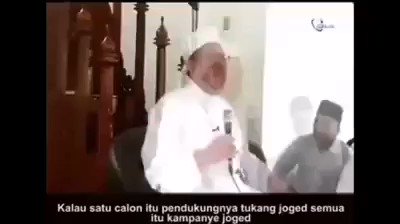 Lucu jg nih video suntingan. Mungkin maksud Pak Zul mau nyindir lawannya soal joged-joged eh malah kena @prabowo @sandiuno yg dia dukung. Persis kata pepatah 'Menepuk air di dulang, terpercik muka sendiri' 🤣