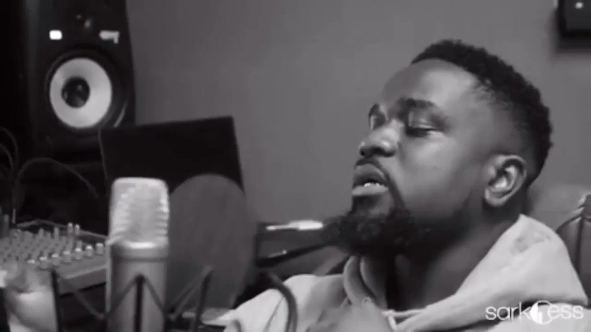 Trolls: @sarkodie show us your houses, show us your cars, show us your money. You are broke...
Sarkodie: 👇🏽(Man is a savage i swear😆)